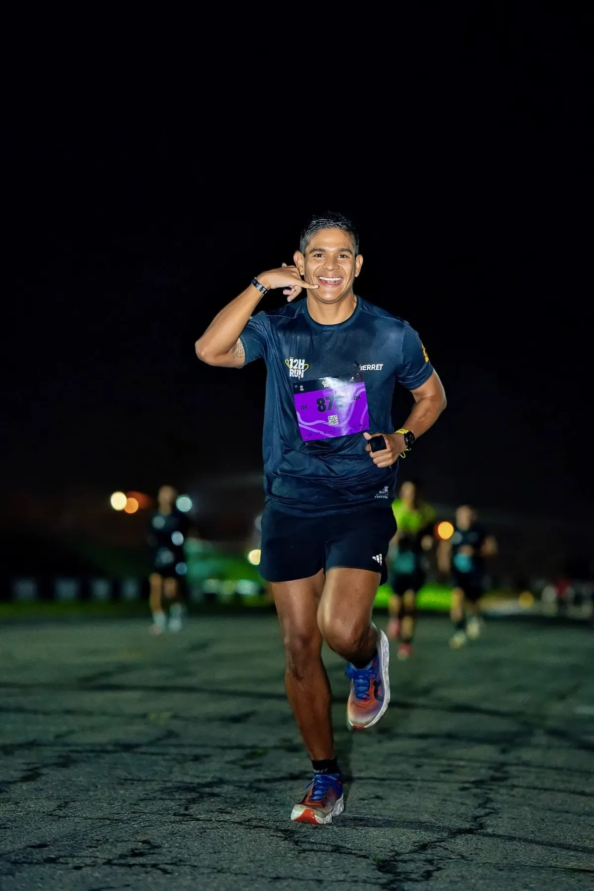 Corredor sonriendo durante una carrera nocturna en Cúcuta